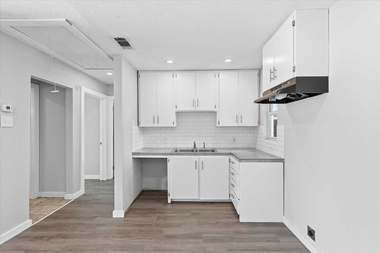 3103 S Edgefield Ave - Photo 5 of 15