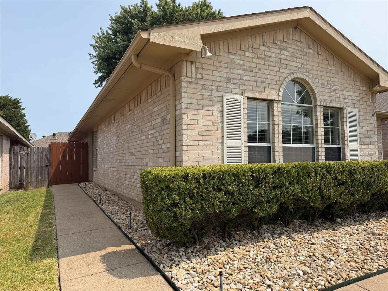 10239 Blackjack Oaks Dr - Photo 2 of 28