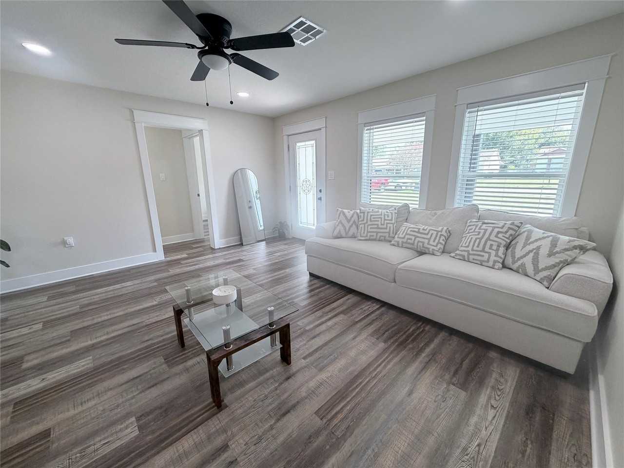 1512 Lexington St - Photo 3 of 18