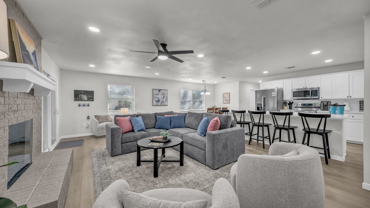 311 Casas Del Sur St - Photo 4 of 40