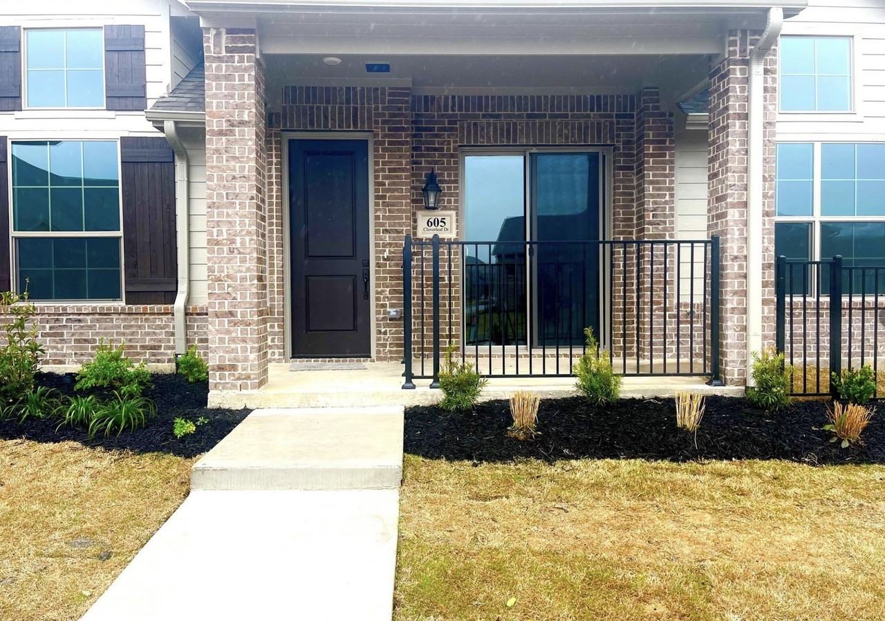 605 Cloverleaf Dr