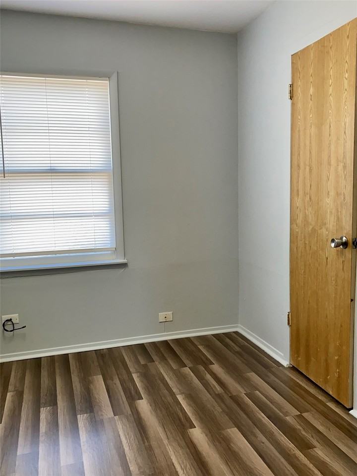 2926 Post Oak Rd - Photo 7 of 11