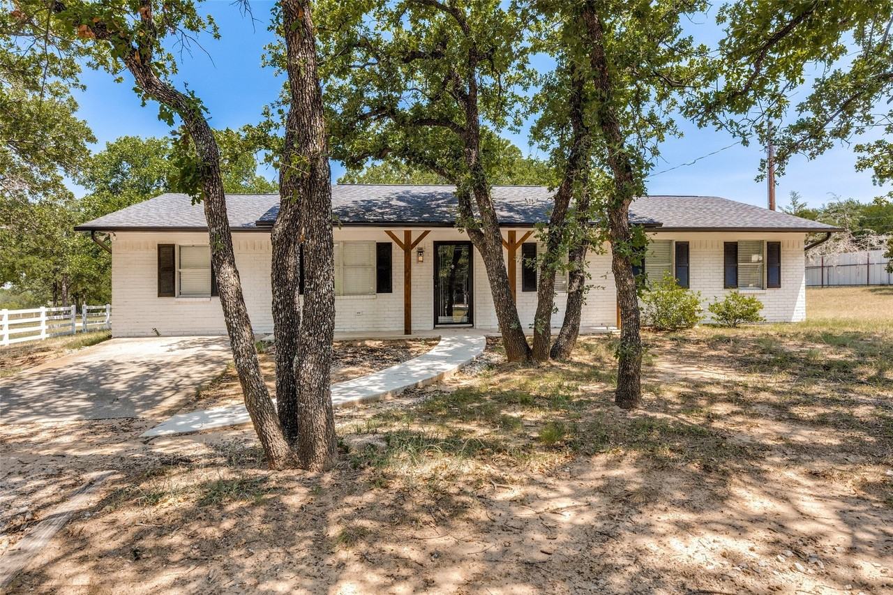 240 County Road 4358 - Photo 4 of 25