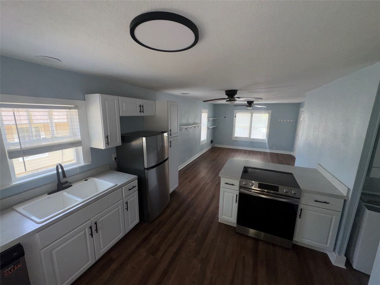 722 Lakey St - Photo 2 of 17