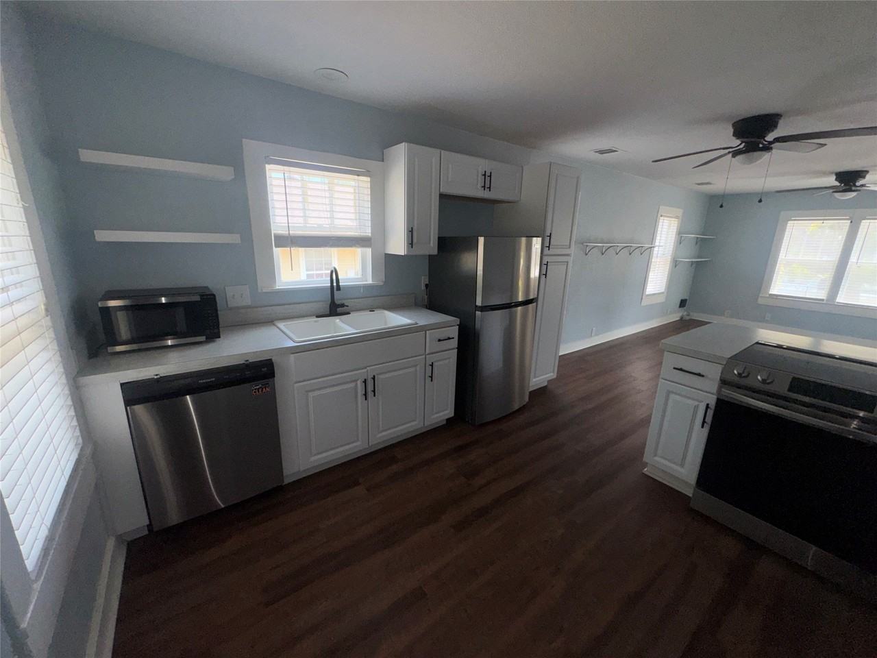 722 Lakey St - Photo 3 of 17