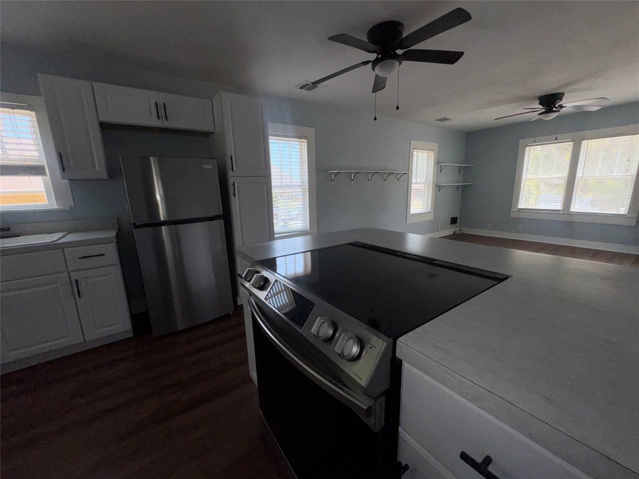 722 Lakey St - Photo 4 of 17