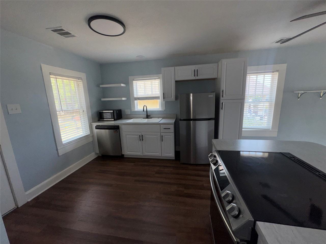722 Lakey St - Photo 5 of 17