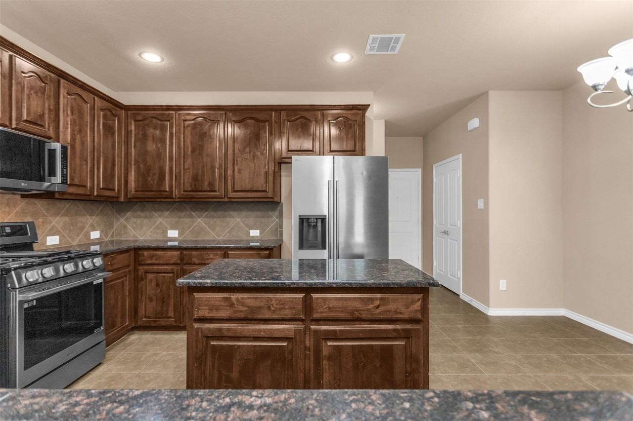 4924 Stray Creek Ln - Photo 6 of 37