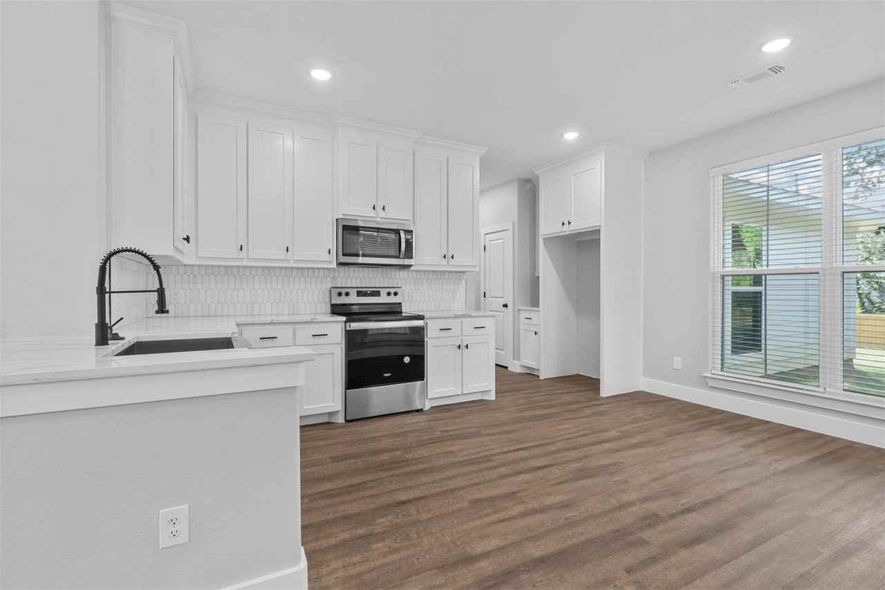 508 W Johnson St - Photo 4 of 17
