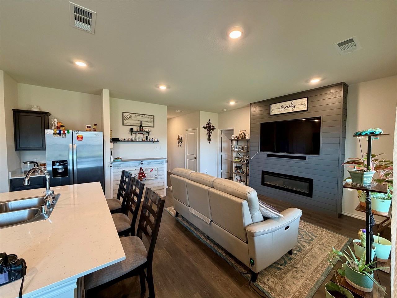 1408 Skyline Dr - Photo 3 of 29