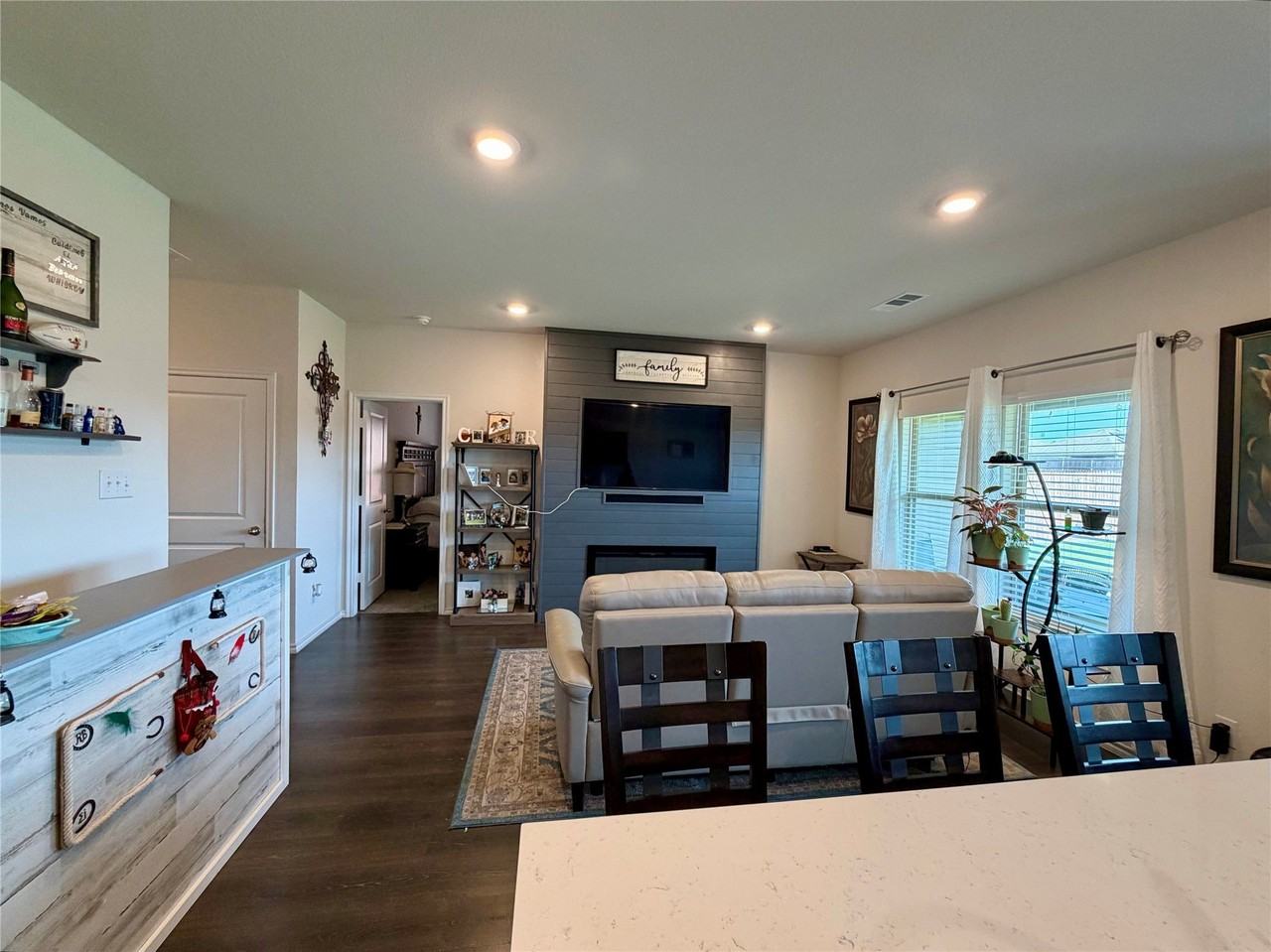 1408 Skyline Dr - Photo 5 of 29
