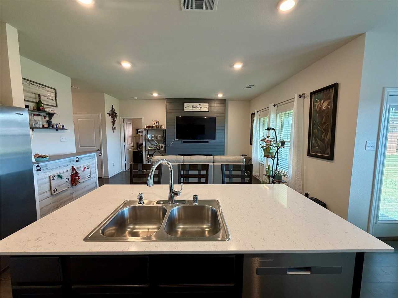1408 Skyline Dr - Photo 6 of 29
