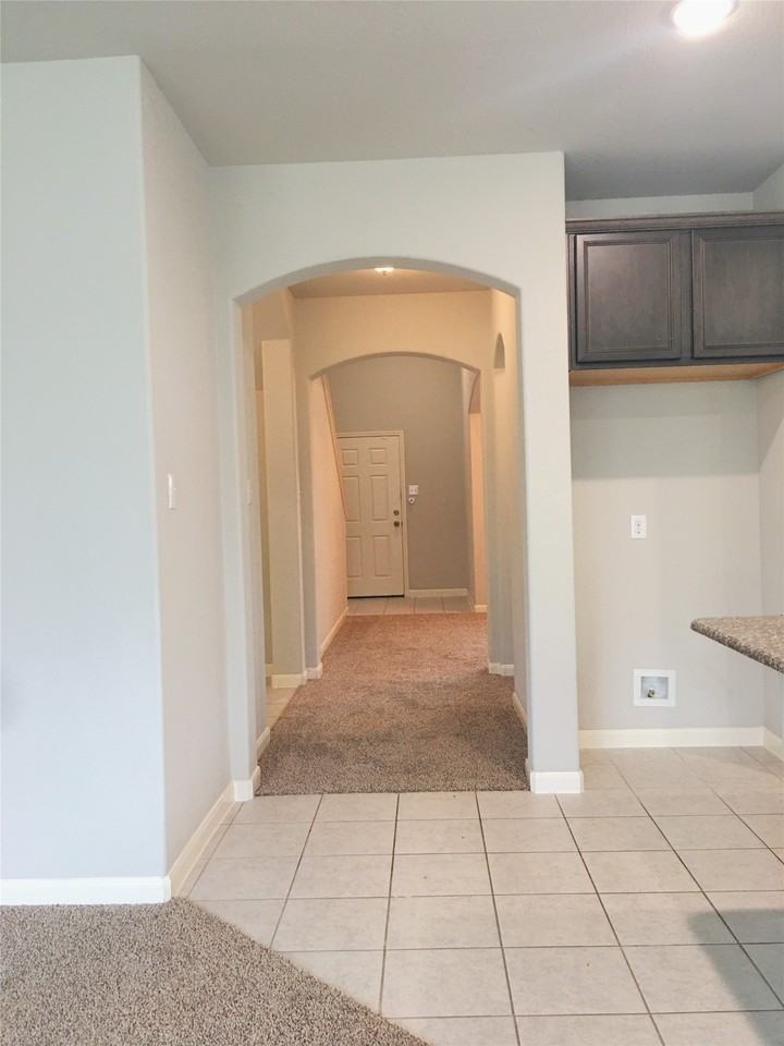 9410 Smoke Tree Dr - Photo 4 of 38