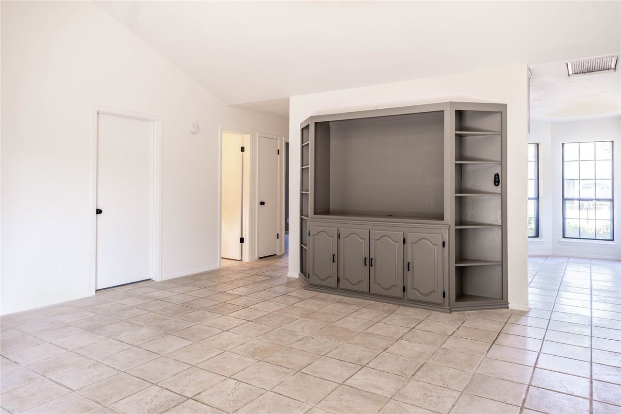 1333 Friars St - Photo 5 of 20