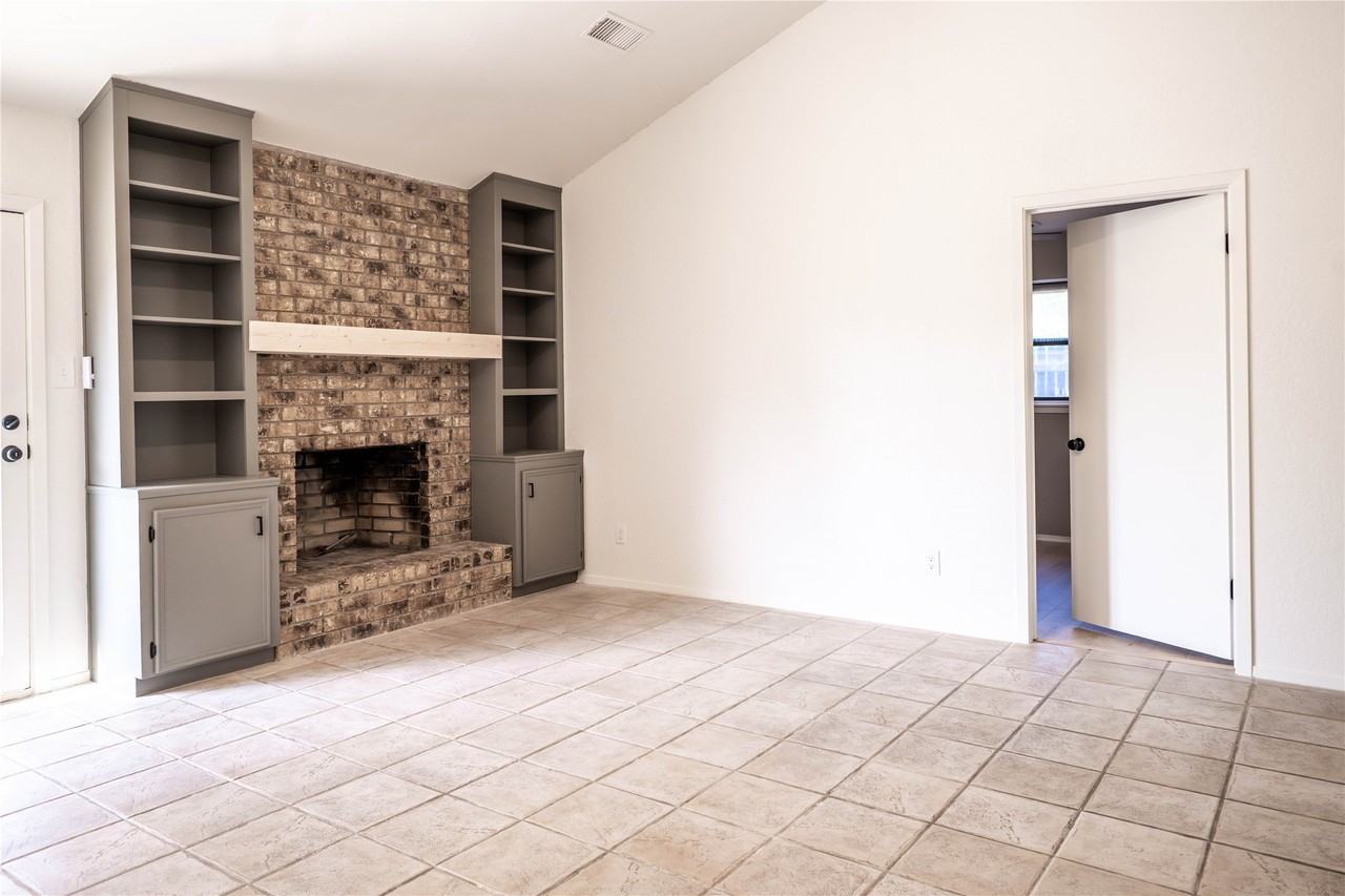 1333 Friars St - Photo 6 of 20