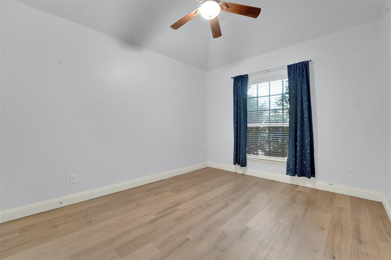 444 Wildwood Dr - Photo 5 of 40