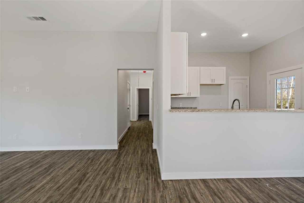 1420 Fitzhugh Ave - Photo 2 of 11