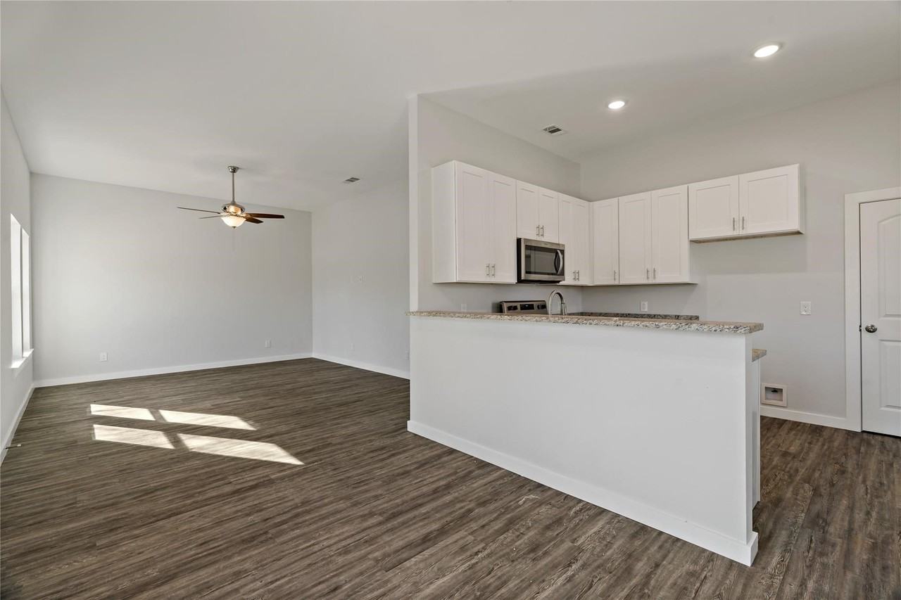 1420 Fitzhugh Ave - Photo 3 of 11