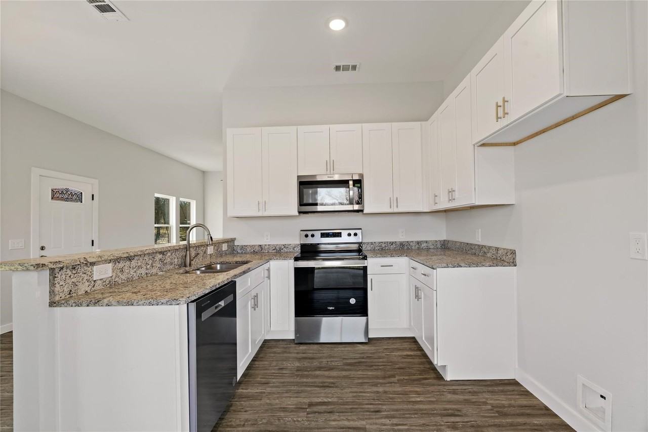 1420 Fitzhugh Ave - Photo 4 of 11