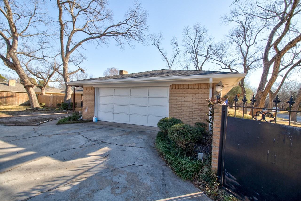 2517 Nantucket Dr - Photo 4 of 38