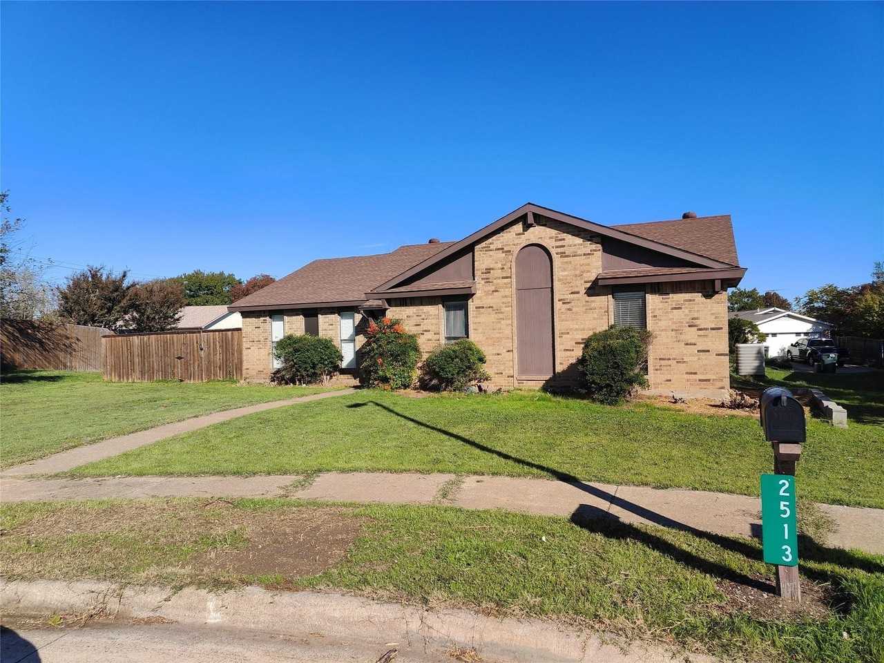 2513 Crown Cir - Photo 2 of 25