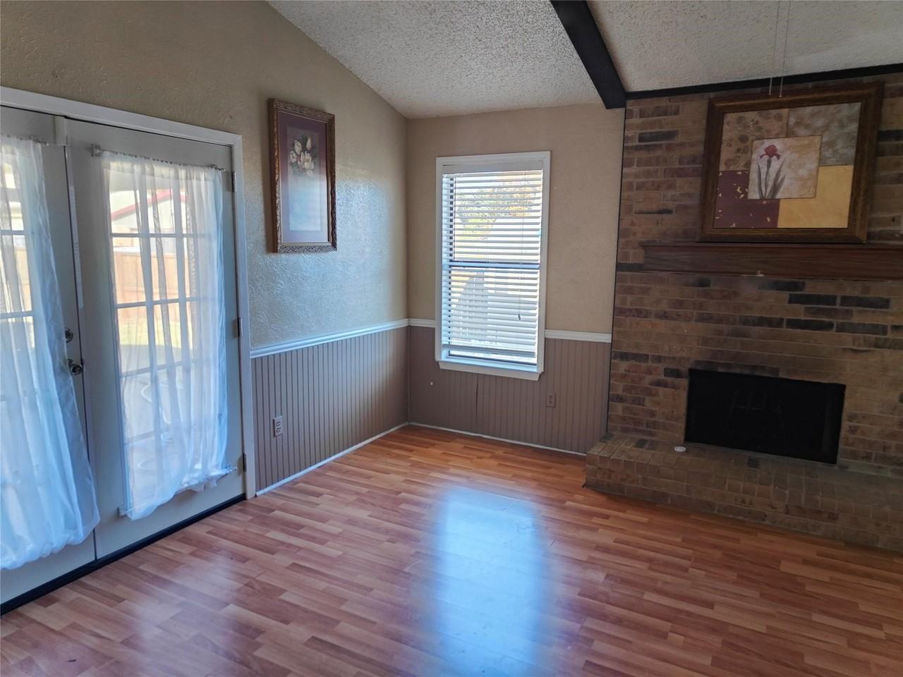 2513 Crown Cir - Photo 3 of 25