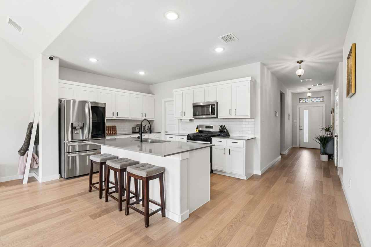 2123 Pedigree Ln - Photo 3 of 34