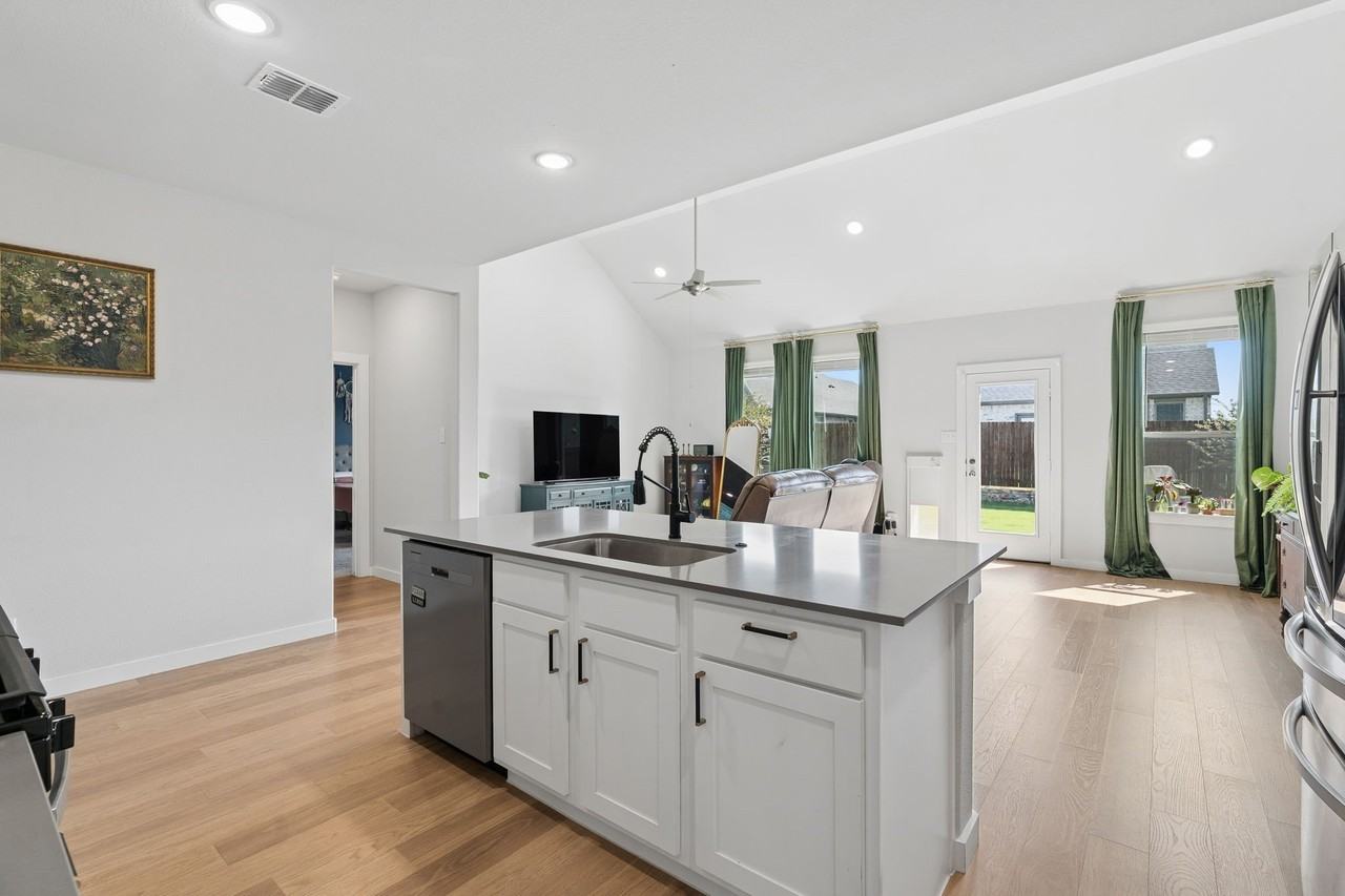 2123 Pedigree Ln - Photo 7 of 34