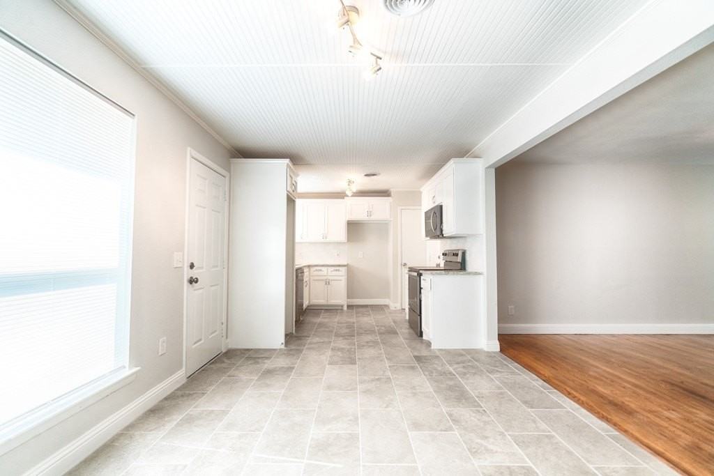 2714 Maple Dr - Photo 4 of 13