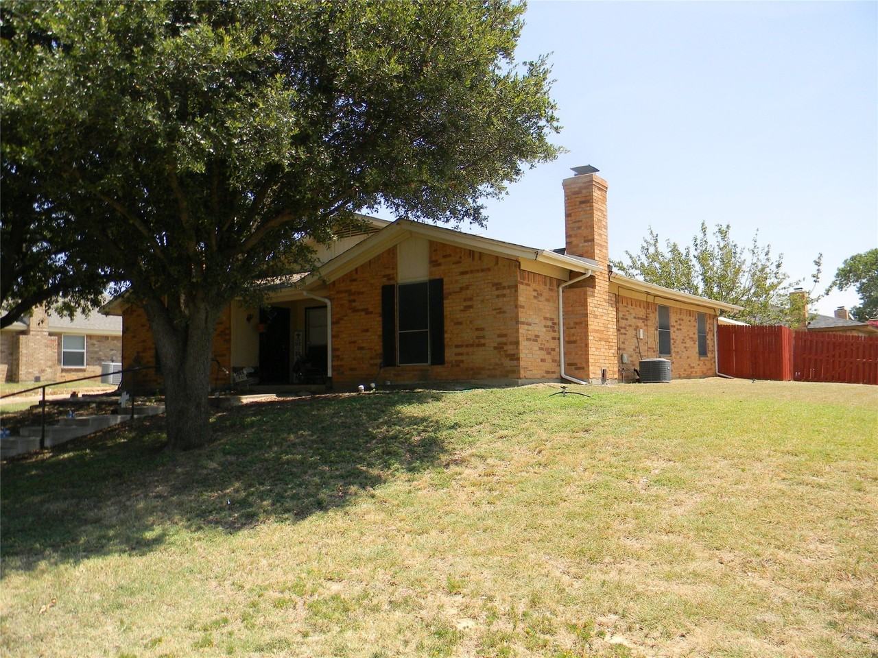7024 Crosstimbers Ln - Photo 2 of 15