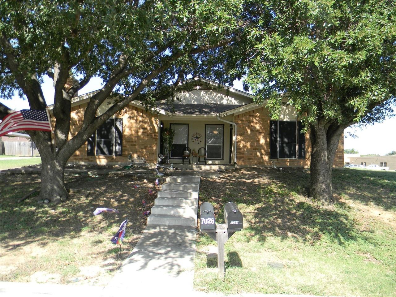 7024 Crosstimbers Ln - Photo 3 of 15