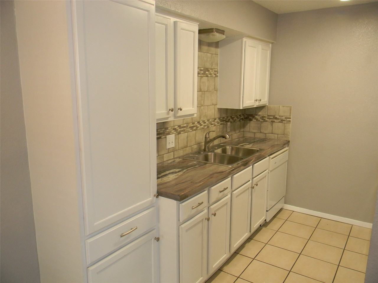 7024 Crosstimbers Ln - Photo 6 of 15