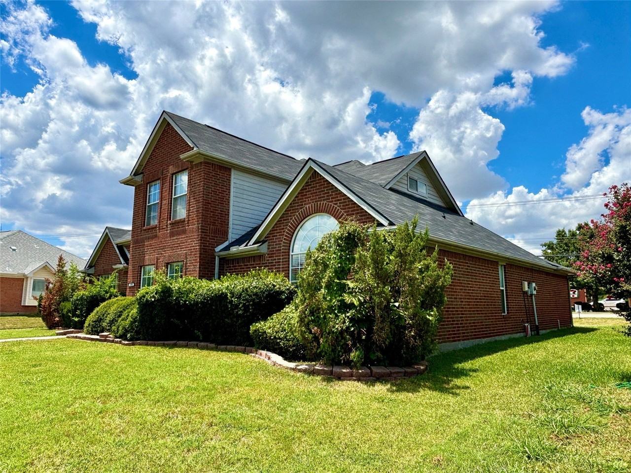 1805 Country Ct - Photo 2 of 21