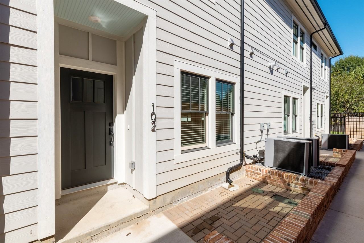 1139 Kings Hwy #102 - Photo 3 of 17