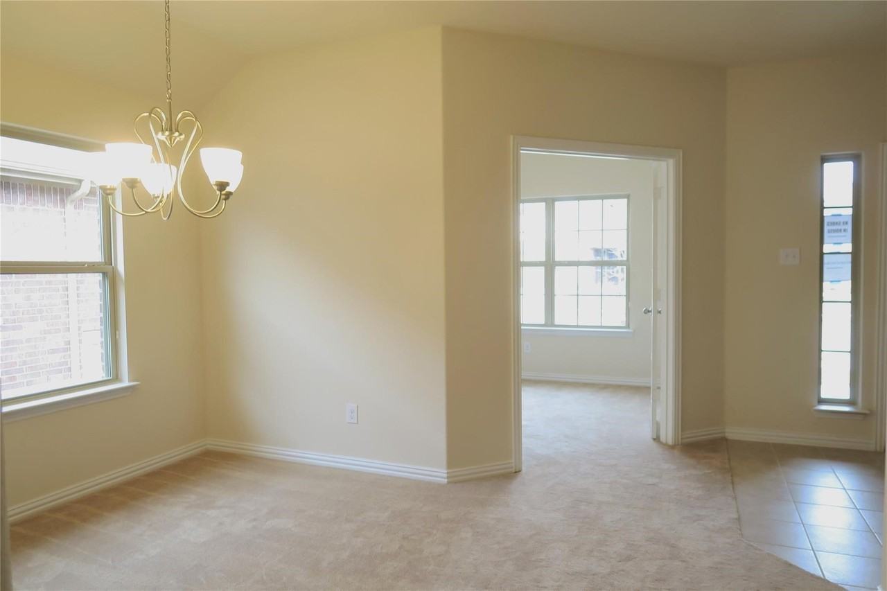 812 Kinghaven Dr - Photo 4 of 27