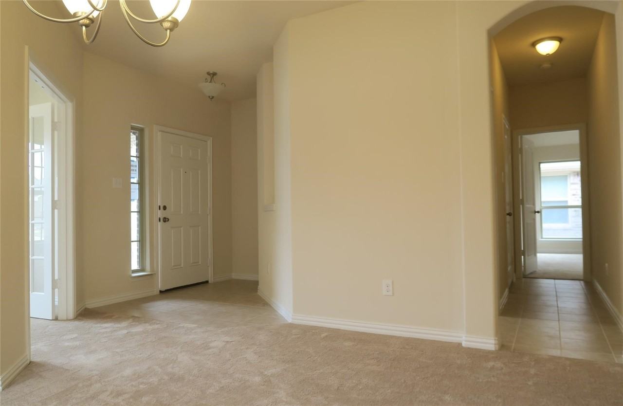812 Kinghaven Dr - Photo 5 of 27
