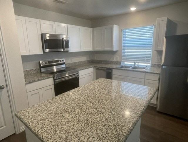 413 E Hull St - Photo 4 of 23