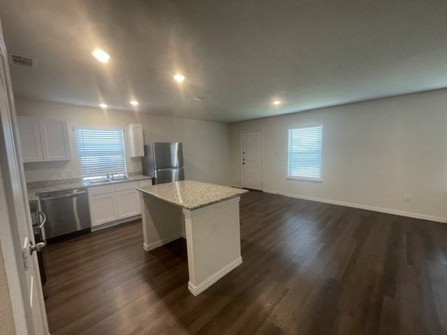 413 E Hull St - Photo 5 of 23