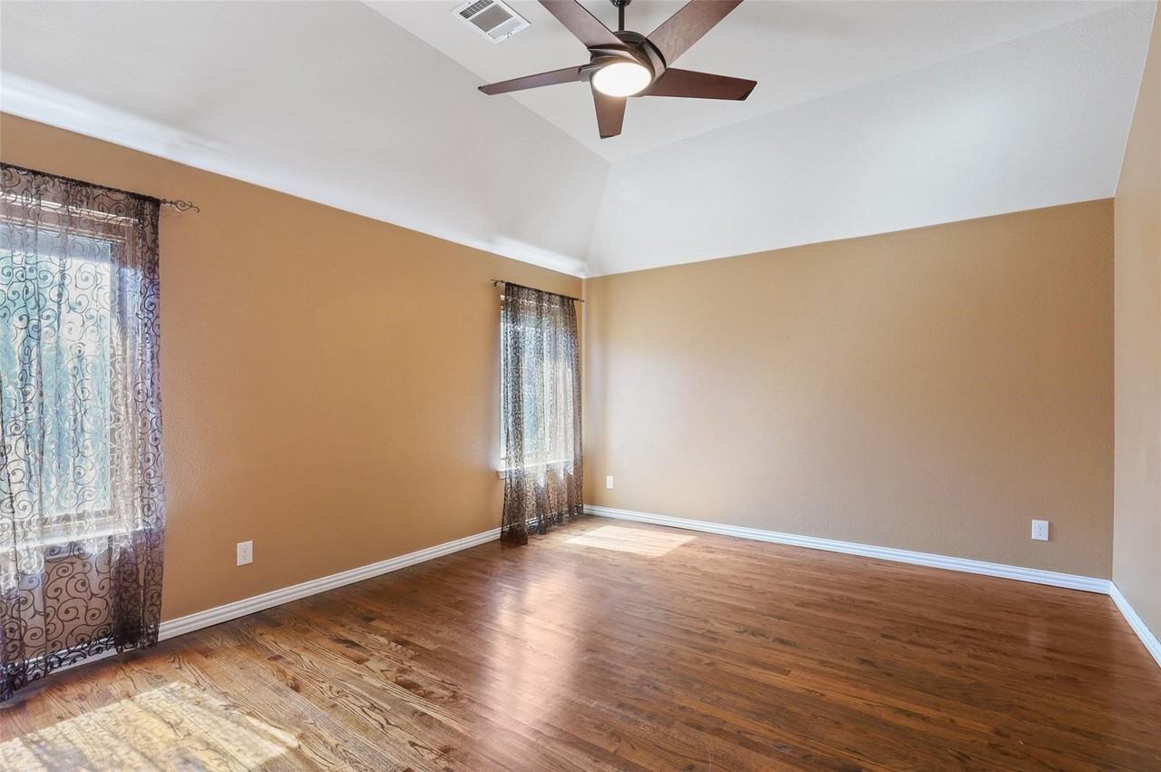 11708 Beach St - Photo 3 of 17