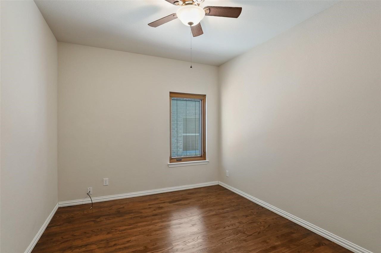 11708 Beach St - Photo 5 of 17