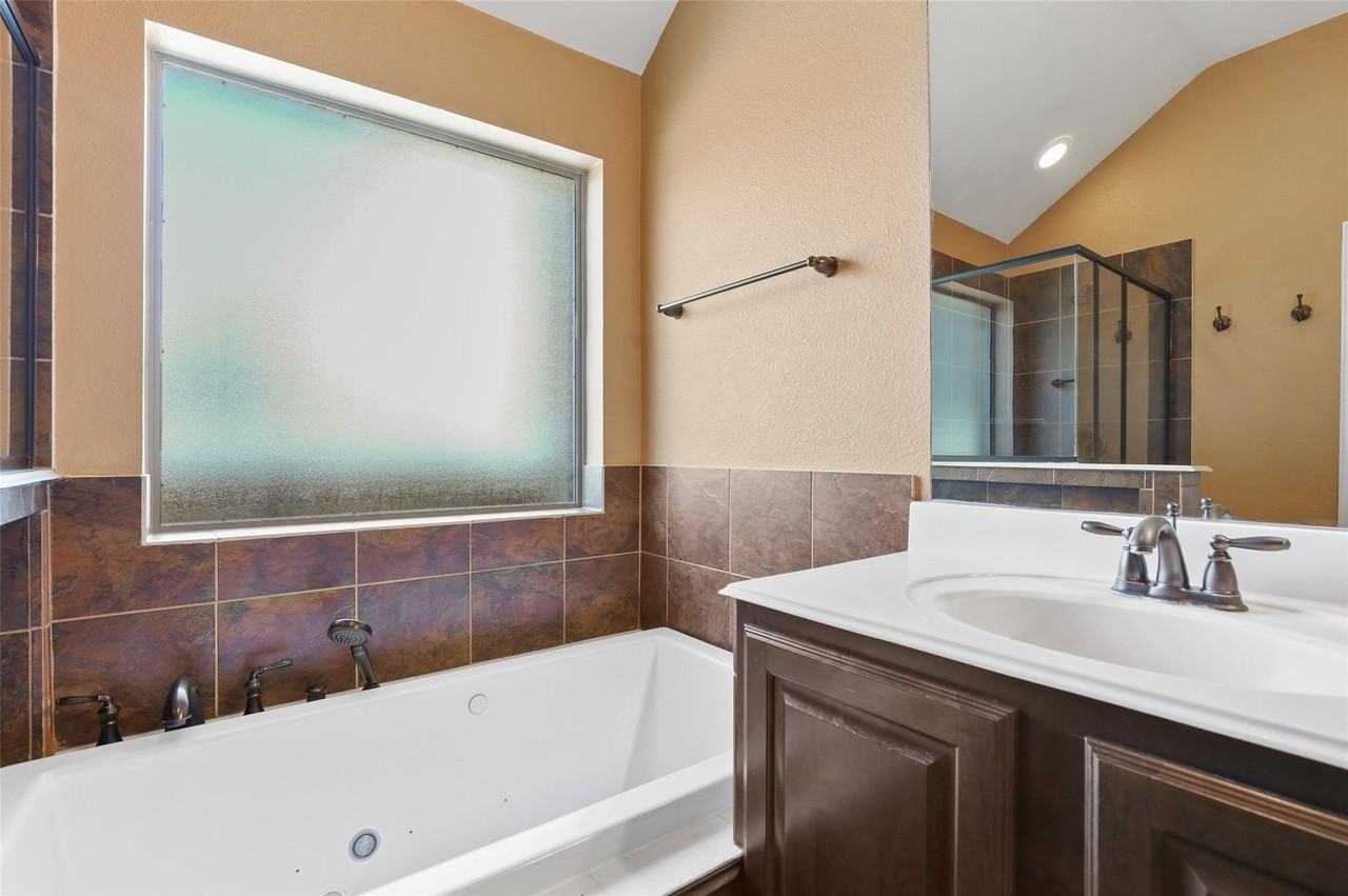 11708 Beach St - Photo 6 of 17