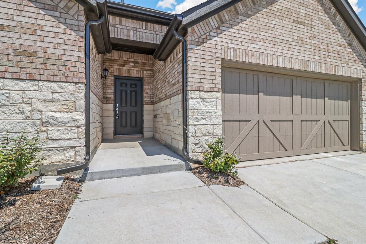 2755 Rambling Rd - Photo 2 of 15