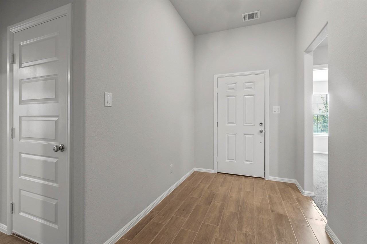 2755 Rambling Rd - Photo 3 of 15