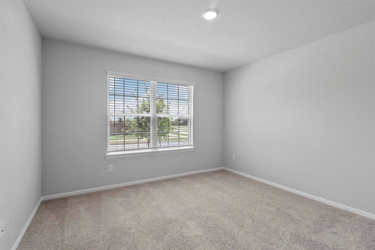 2755 Rambling Rd - Photo 6 of 15