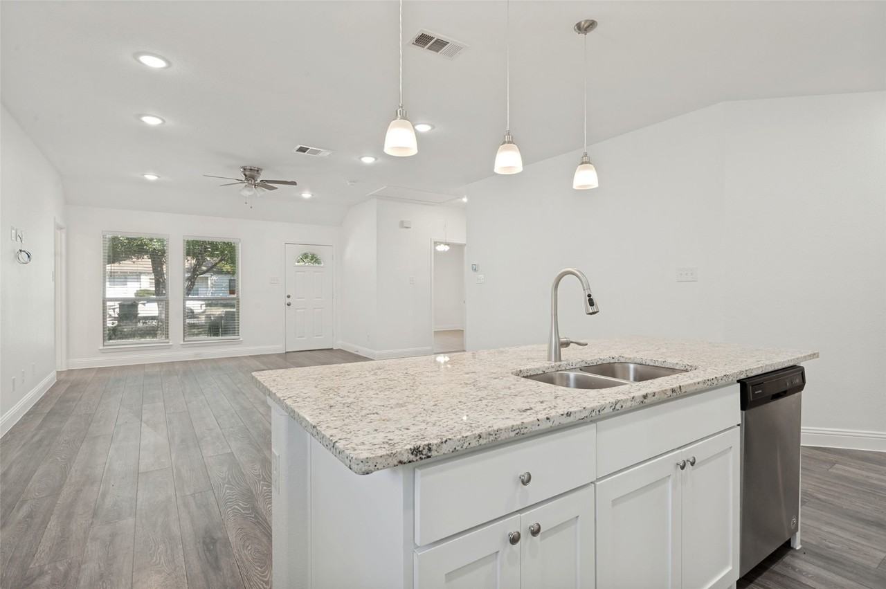 527 Ravenwood Dr - Photo 3 of 15