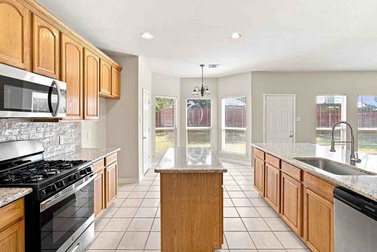 8009 Riverwalk Trl - Photo 4 of 33