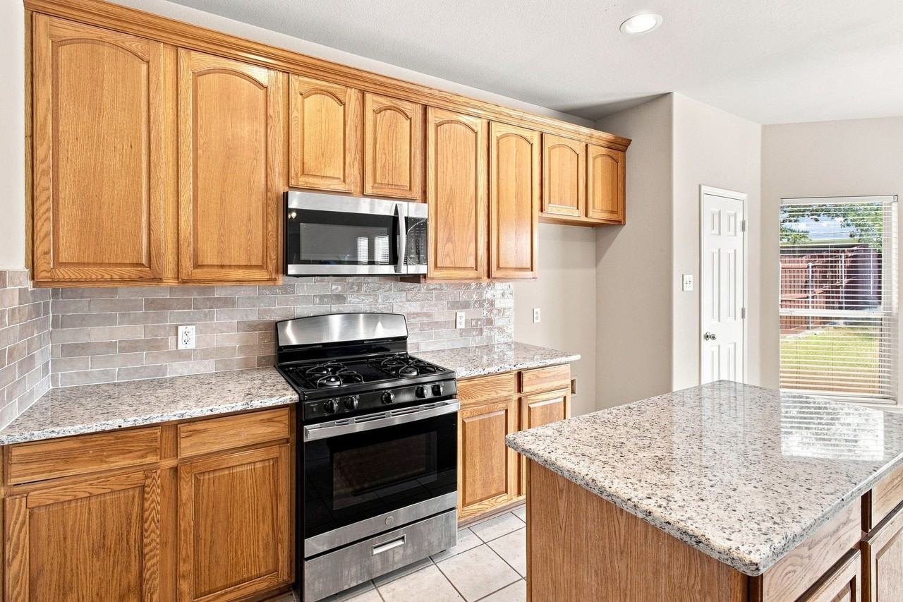 8009 Riverwalk Trl - Photo 5 of 33
