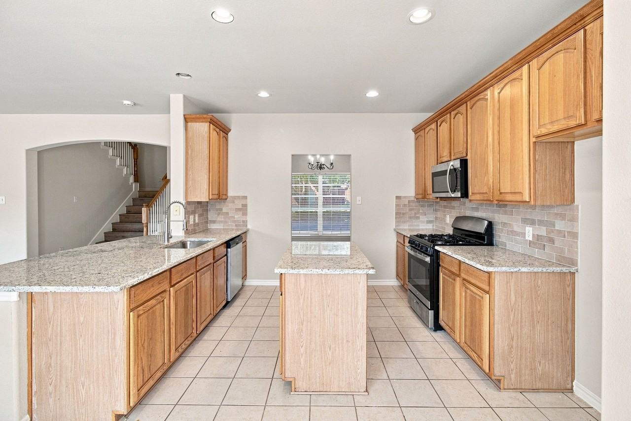 8009 Riverwalk Trl - Photo 6 of 33