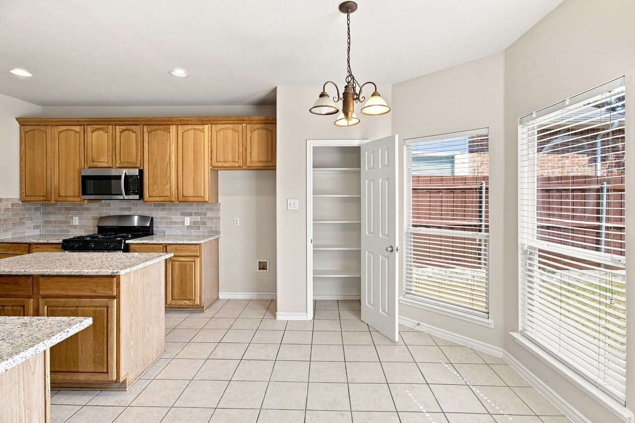 8009 Riverwalk Trl - Photo 7 of 33