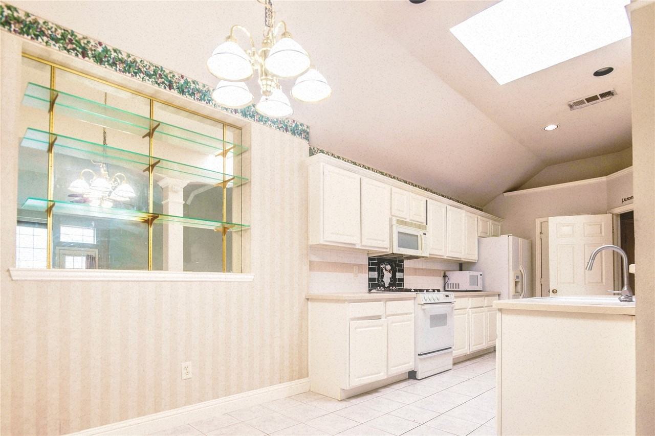 8017 Springmoss Dr - Photo 4 of 21